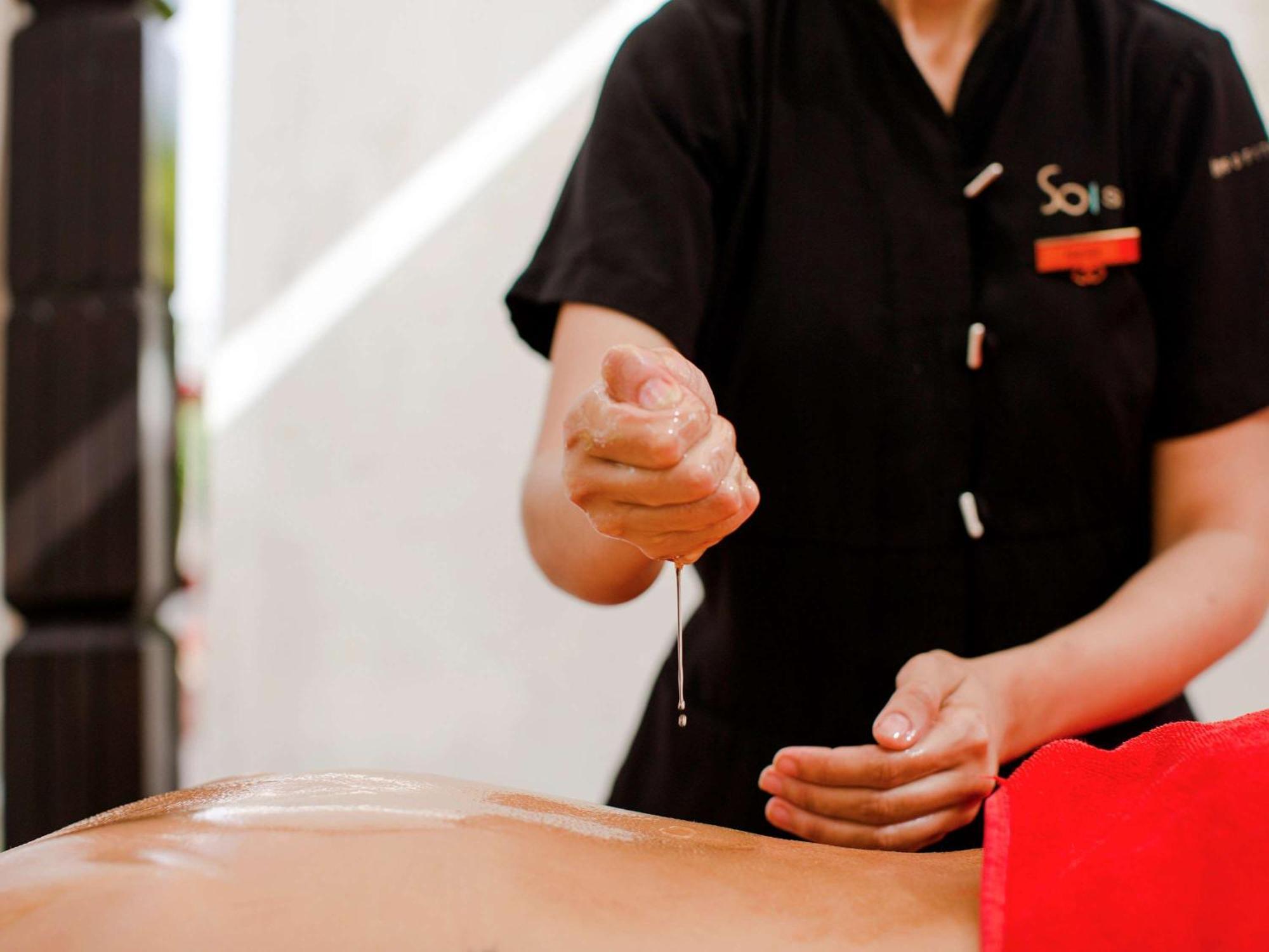 Sofitel Marrakech Palais Imperial & Spa Marakéš Exteriér fotografie Acupuncturist preparing to tap needle into skin