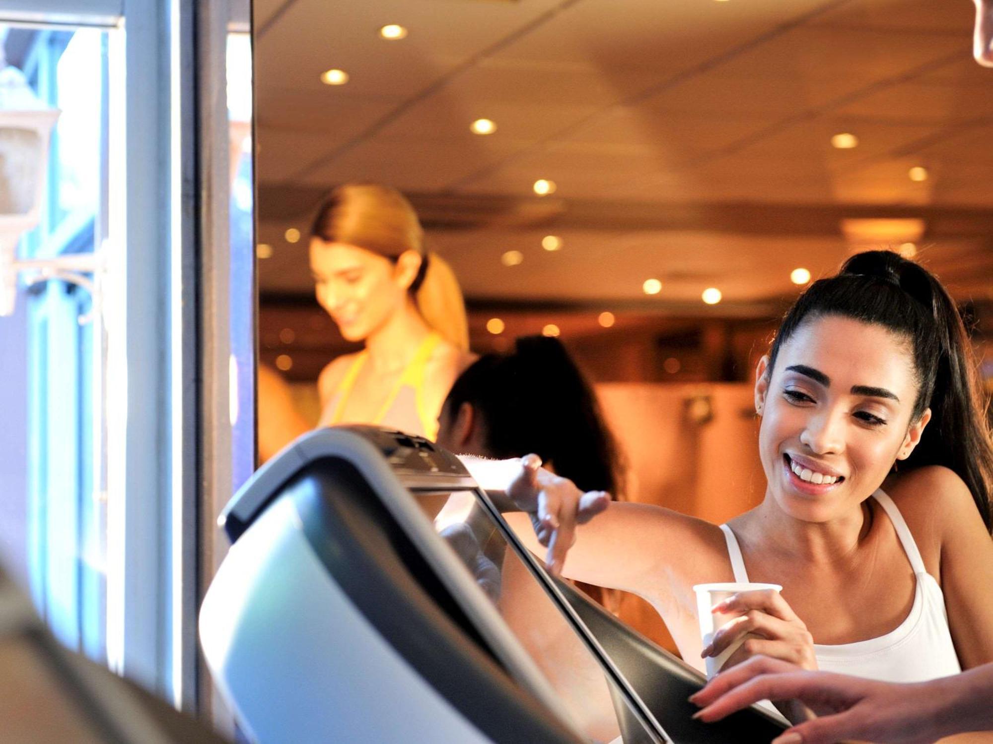 Sofitel Marrakech Palais Imperial & Spa Marakéš Exteriér fotografie A woman using a treadmill