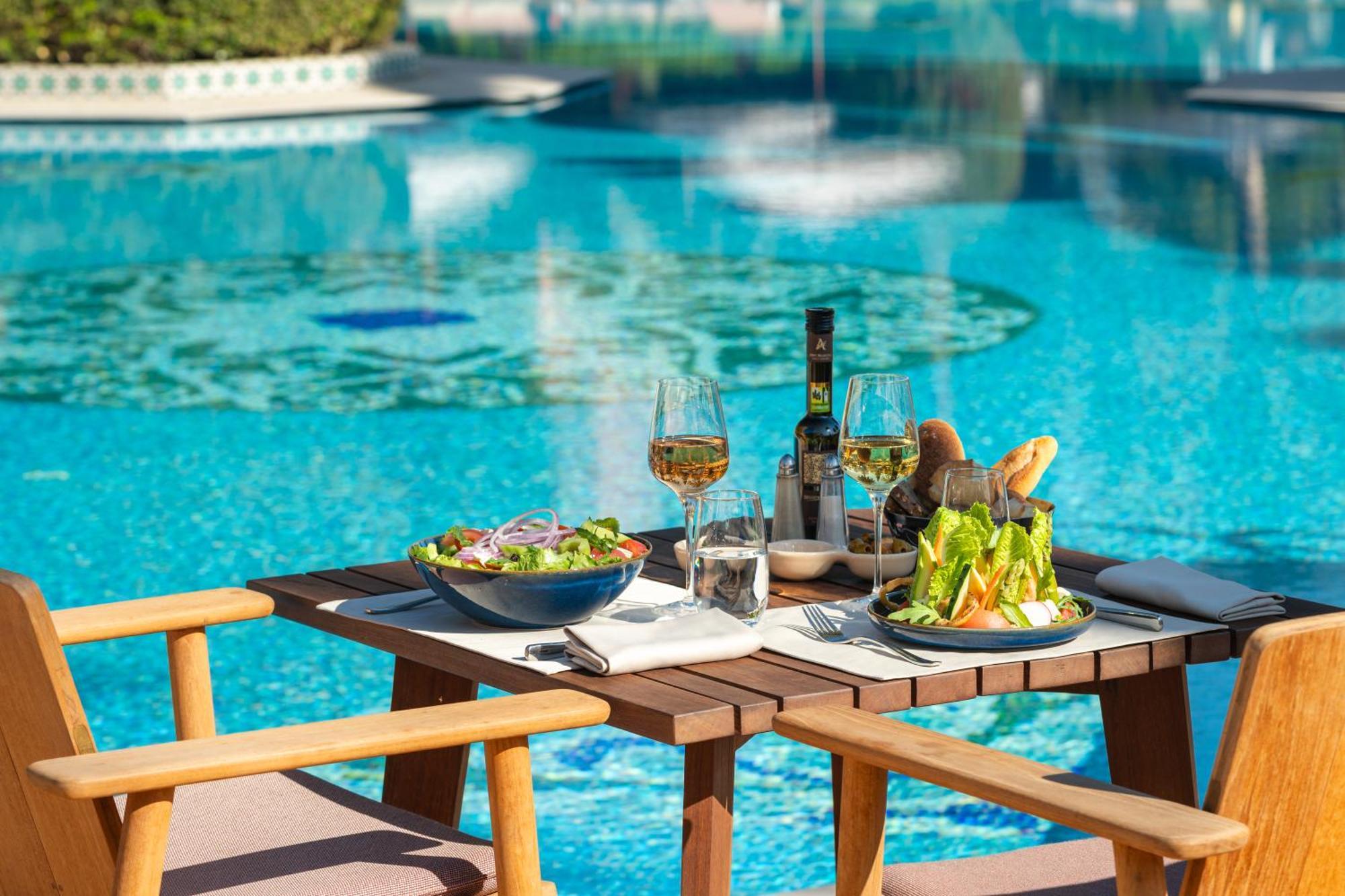 Sofitel Marrakech Palais Imperial & Spa Marakéš Exteriér fotografie Poolside dining at the hotel